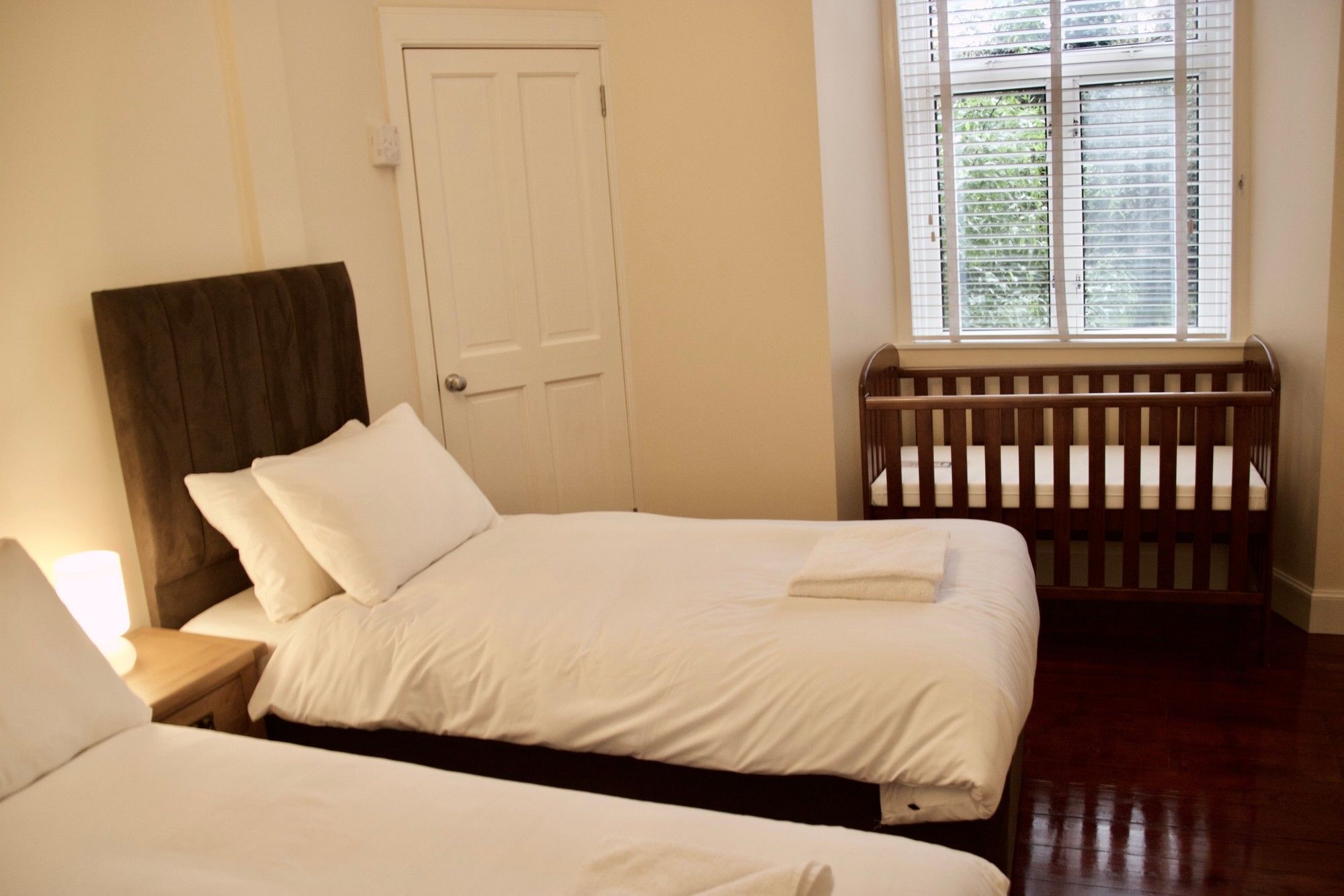 2 Bedroom Flat Off Leith Walk Accommodates 7 Edinburg Exteriör bild